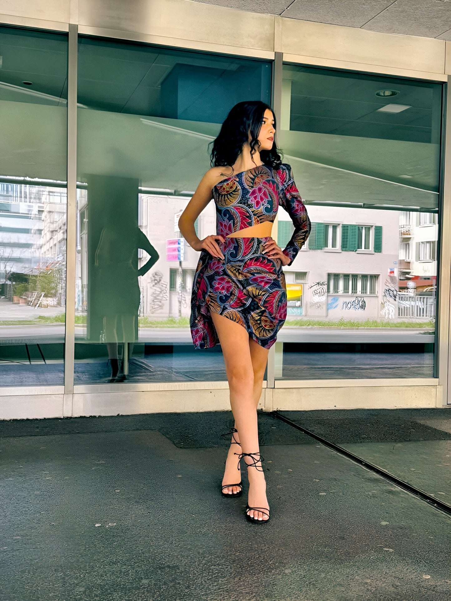Que Summer One shoulder mini dress.