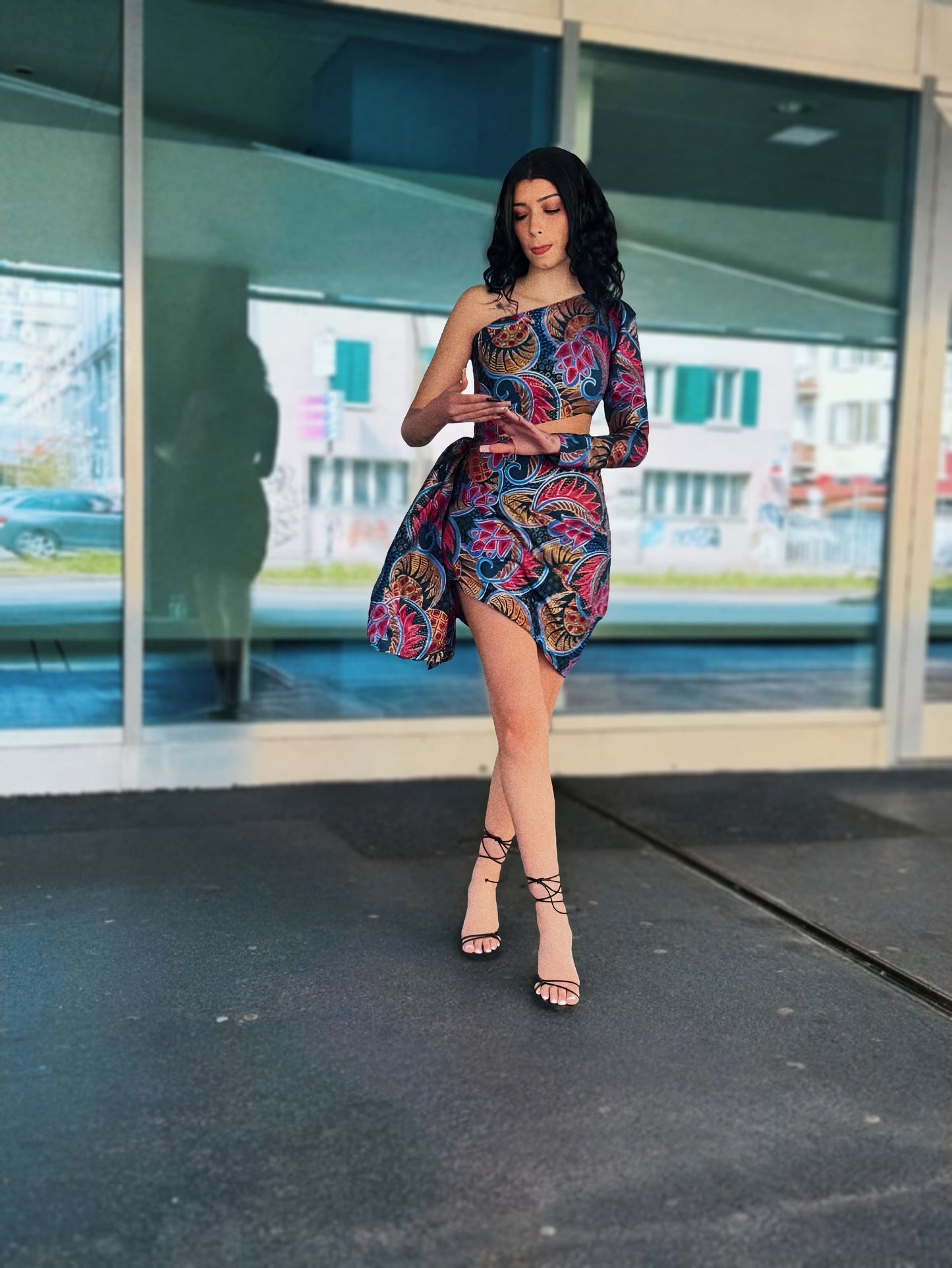 Que Summer One shoulder mini dress.