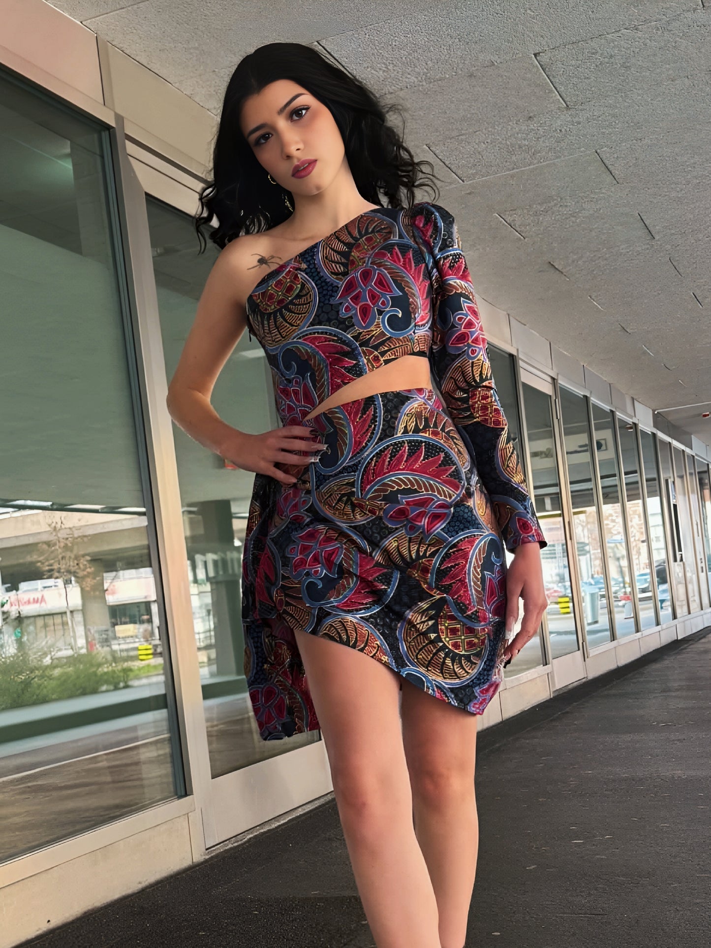 Que Summer One shoulder mini dress.