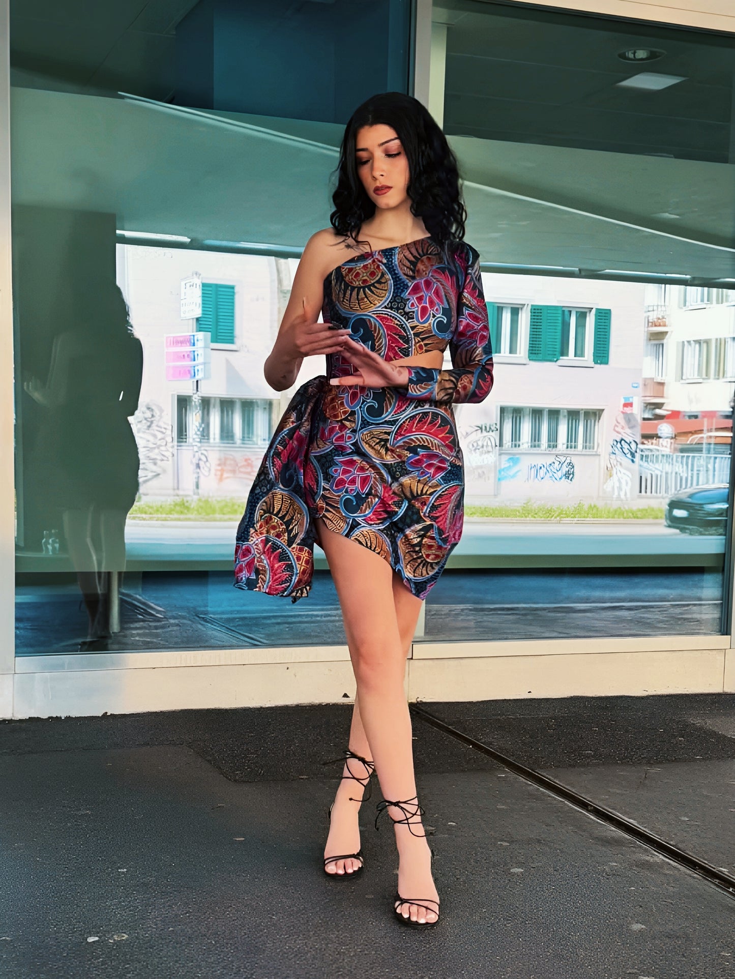 Que Summer One shoulder mini dress.